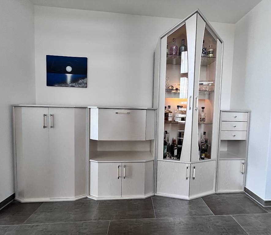 Vitrines: Wohnwand mit Beleuchtung bei Vitrine – D'occasion à Rüti ZH par Bece