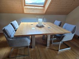 Schweizer Designer-Esstisch aus Massivholz