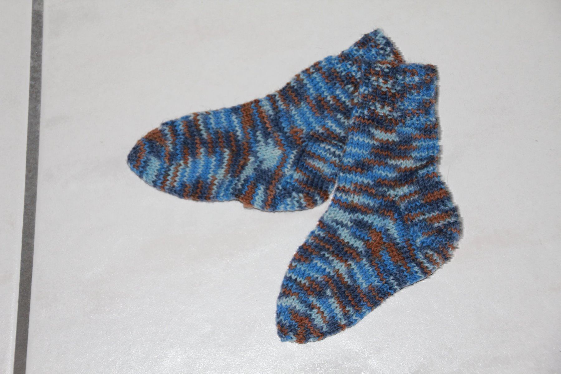 Calze per bambini: Handgestrickte Kindersocken Grösse 21 – Nuovo e nell'imballaggio originale da Wallenwil venduto da Sahron