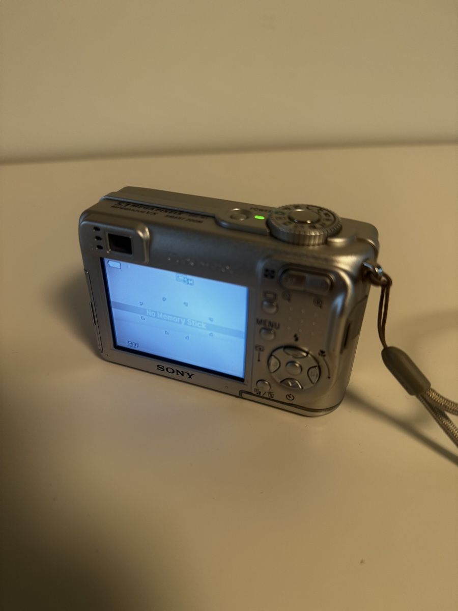Sony Appareil photo: Sony Cyber-shot DSC-W1 Digitalkamera - Silber – D'occasion à Triboltingen par _Beni 5