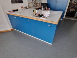 grosses Pult / Bürotisch mit viel Stauraum
