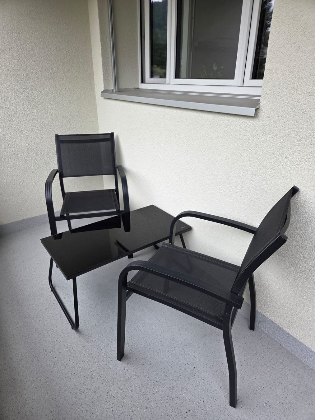 Set di tavolo e panche: Schwarzes Balkonset, 2 Stühle, 1 Tisch – Usato da Thun venduto da _suli_