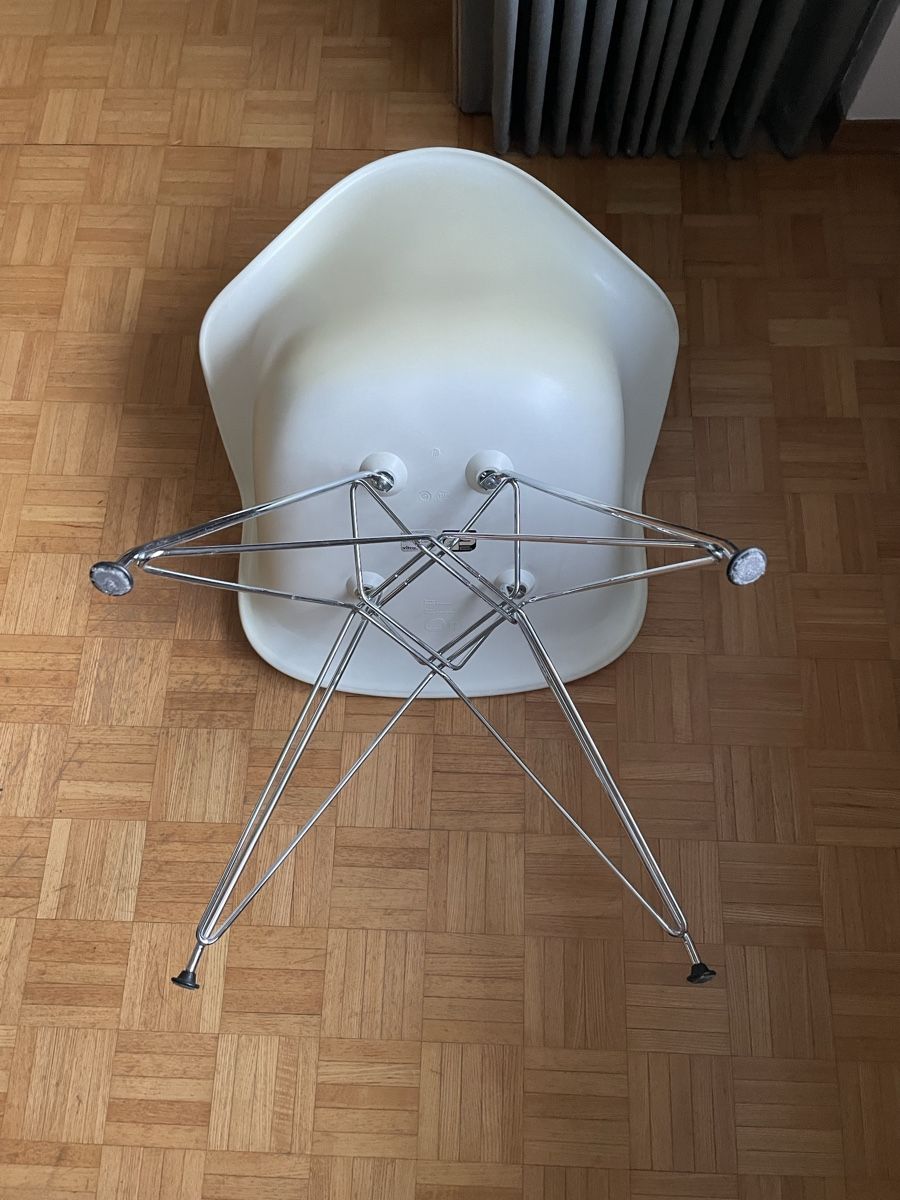 Eames Sedie: 2x Eames Plastic Armchair DAR weiss – Usato da Zürich venduto da Nhpp 8