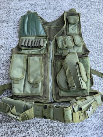 Gilet tattico verde con fondina e tasche portaoggetti