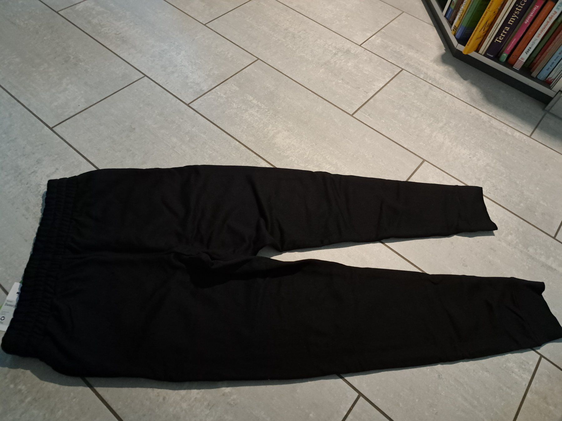 Pantaloni: Schwarze Migros Essentials Jogginghose, Grösse M, Neu! – Nuovo e nell'imballaggio originale da Killwangen venduto da KIANA08 1