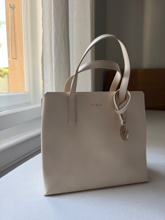Elegante Furla Handtasche in dezentem creme-beige