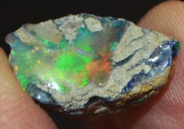 Edelstein L-7945– Schwarzer Welo Opal roh 7,70 Karat 18x10mm