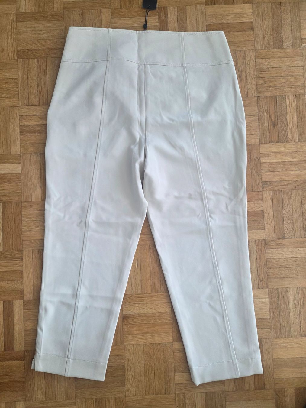 Comma Pantalons: Neue Caprihose von Comma Gr. 40 – Neuf avec emballage d'origine à Rudolfstetten par anjam81 2