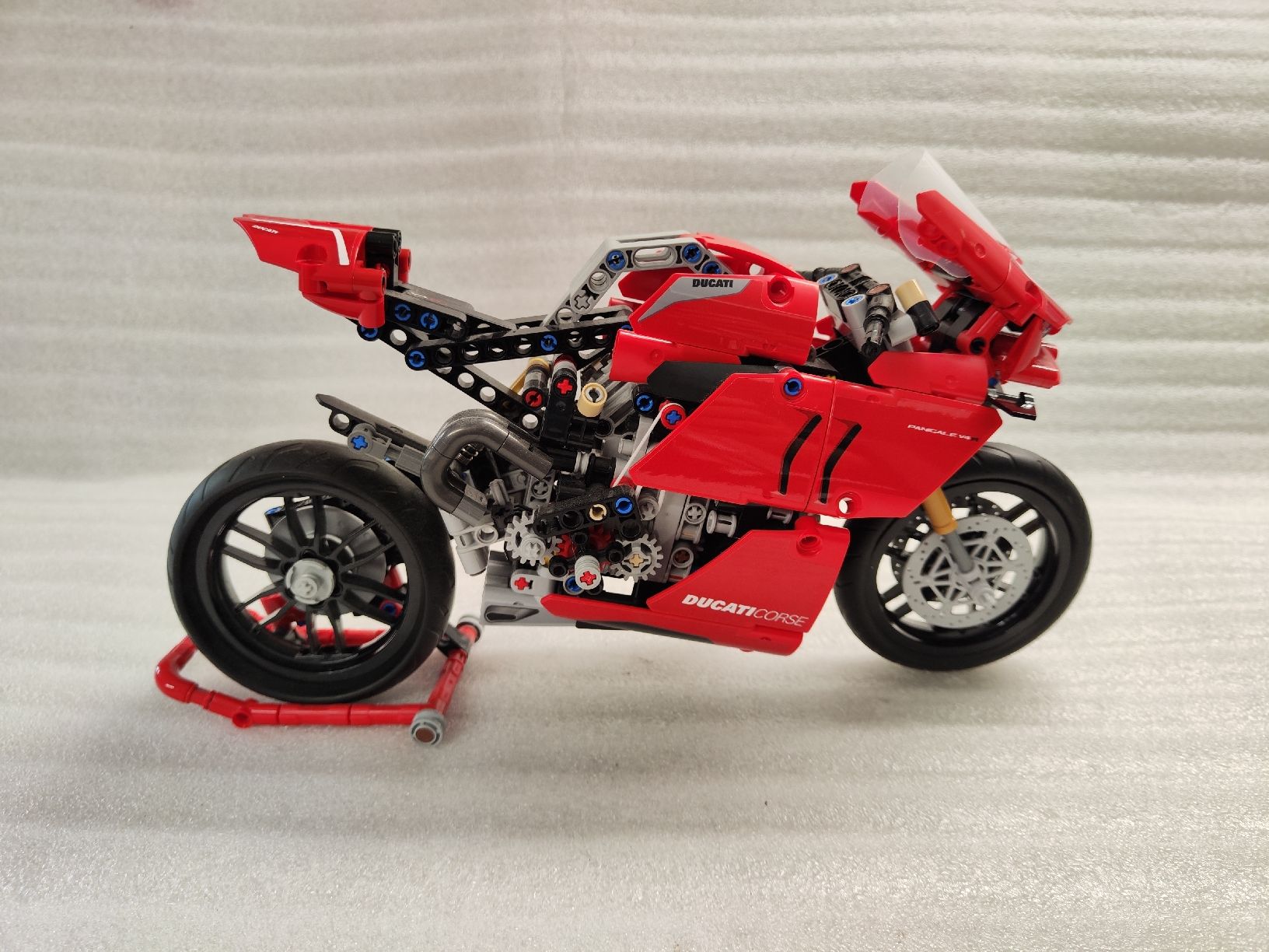 Lego Spielzeuge: LEGO Technic Motorrad Ducati Panigale V4 R 42107 – Gebraucht aus Muhen von Handschlagg 5