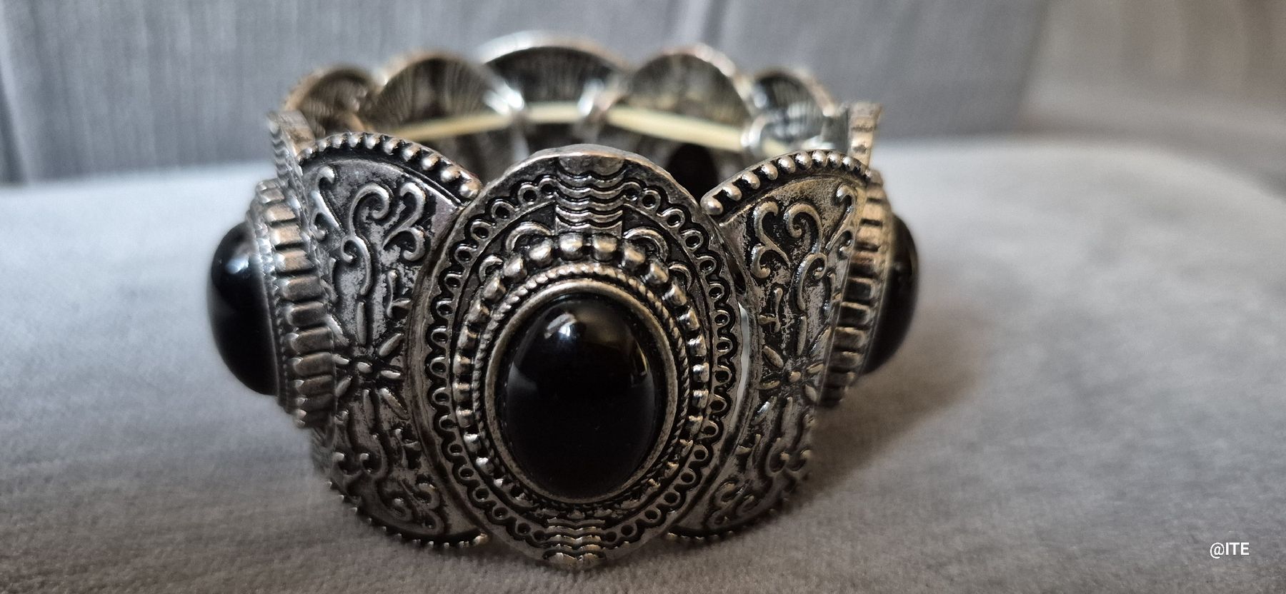 Armbänder & -reifen: Armband silberfarben mit schwarzen Steinen Elastisch – Gebraucht aus Pratteln von it2007 2
