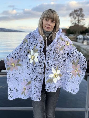 Lavendelfarbener Mohairschal mit handgefilzten Blumen