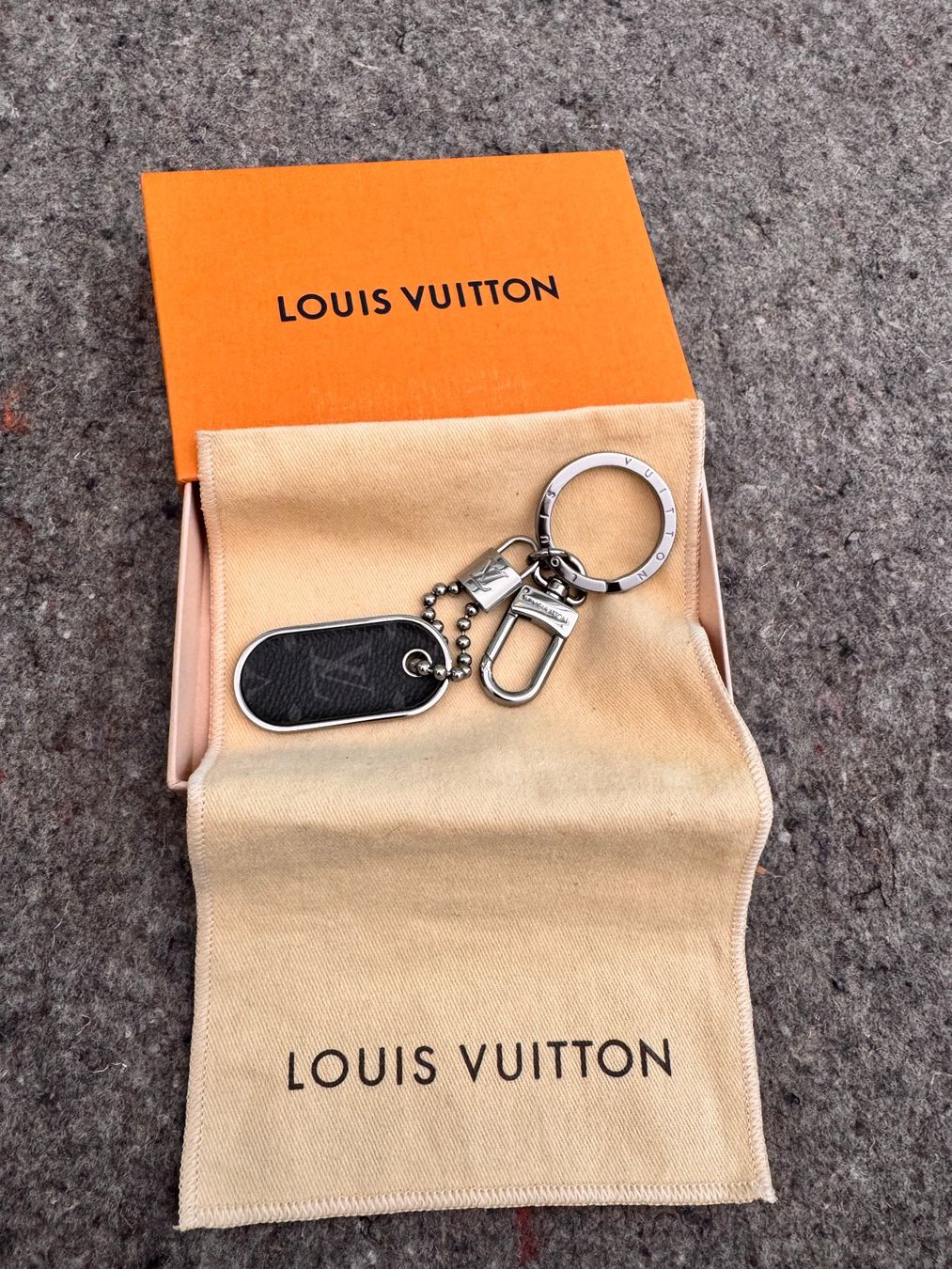 Louis Vuitton Portachiavi: Louis Vuitton Monogram Eclipse ID Tab Schlüsselanhänger OVP – Nuovo (secondo la descrizione) da Zürich venduto da pj_pry_to