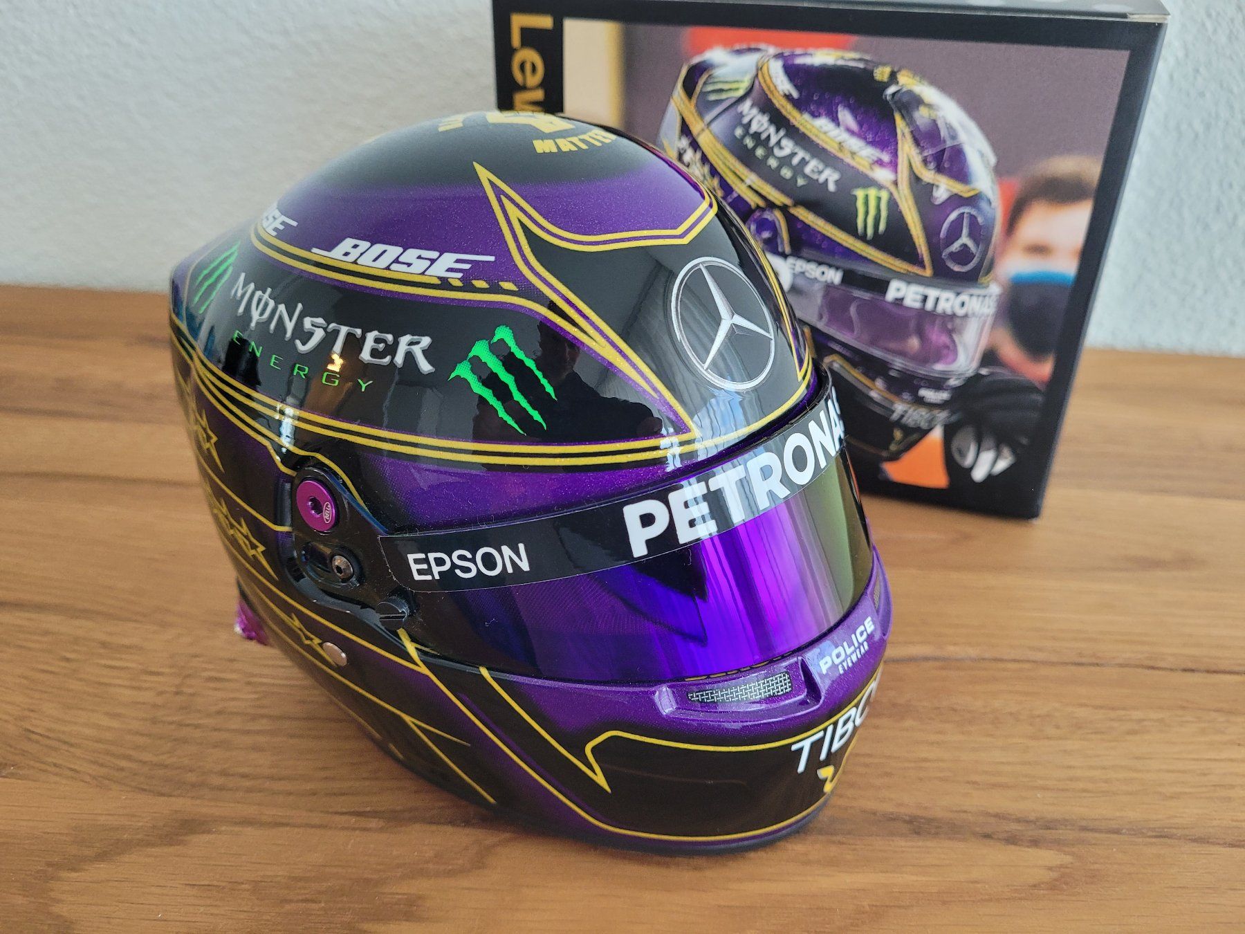 Modellbausätze & Standmodelle: Lewis Hamilton Mini-Helm 1:2 Special Edition #44 – Neu und originalverpackt aus Uitikon Waldegg von patu_2hsp