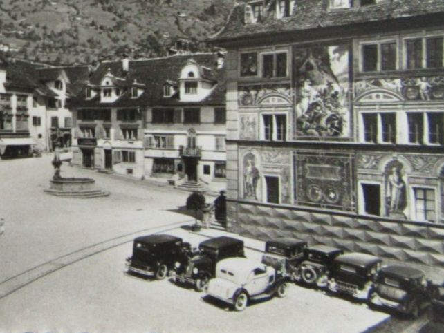 Cartoline postali: SCHWYZ PARKPLATZ OLDTIMER-AUTOS 1939 SZ AK – Usato da Ettingen venduto da Hausi4711 1