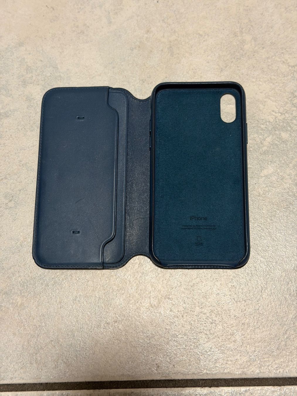 Apple Cover & Protezioni schermo: Original Apple iPhone X Leder Case - Dunkelblau Orginal – Usato da Rupperswil venduto da bar_fbv9 1