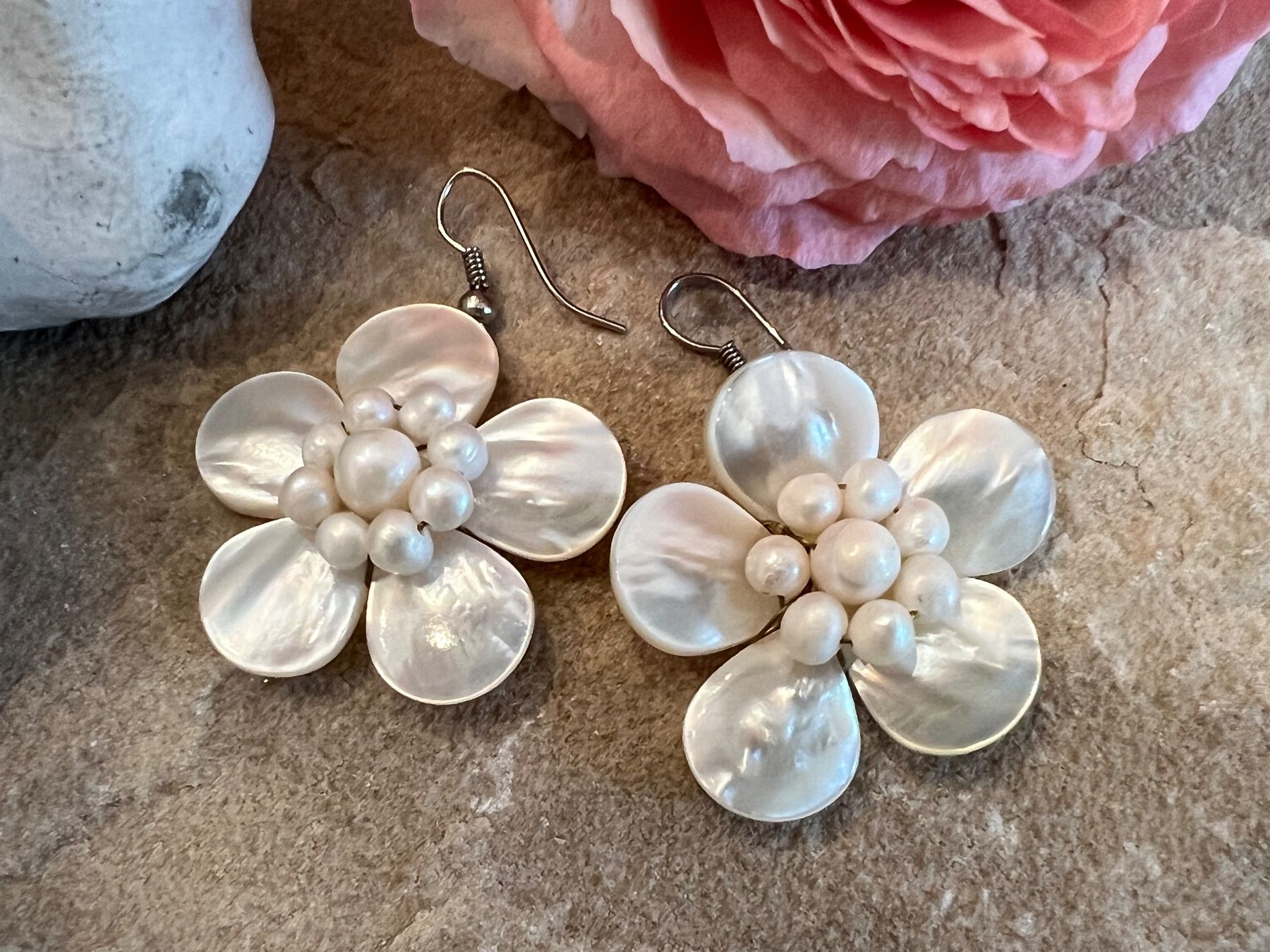 Orecchini pendenti & Orecchini a lobo: Ohrringe Handarbeit XL Blumen Perlmutter u.Perlen Boho Style – Nuovo (secondo la descrizione) da Bern venduto da Jiffy 1