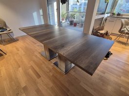 Ausziehbarer Esstisch (Holzoptik) mit Metallfuss