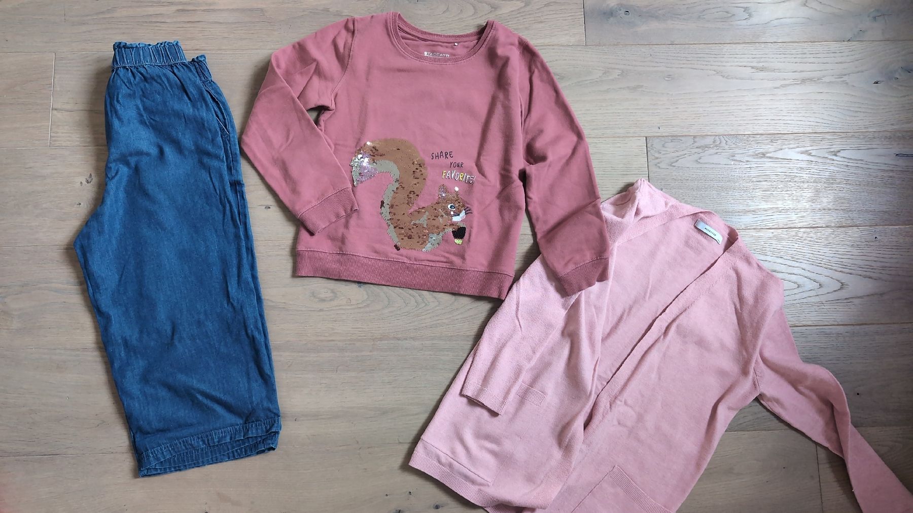 Kleiderpakete & -sets: Mädchen Kleider Gr. 134 Pullover Hose Strick Jacke  – Gebraucht aus St. Gallen von nortom