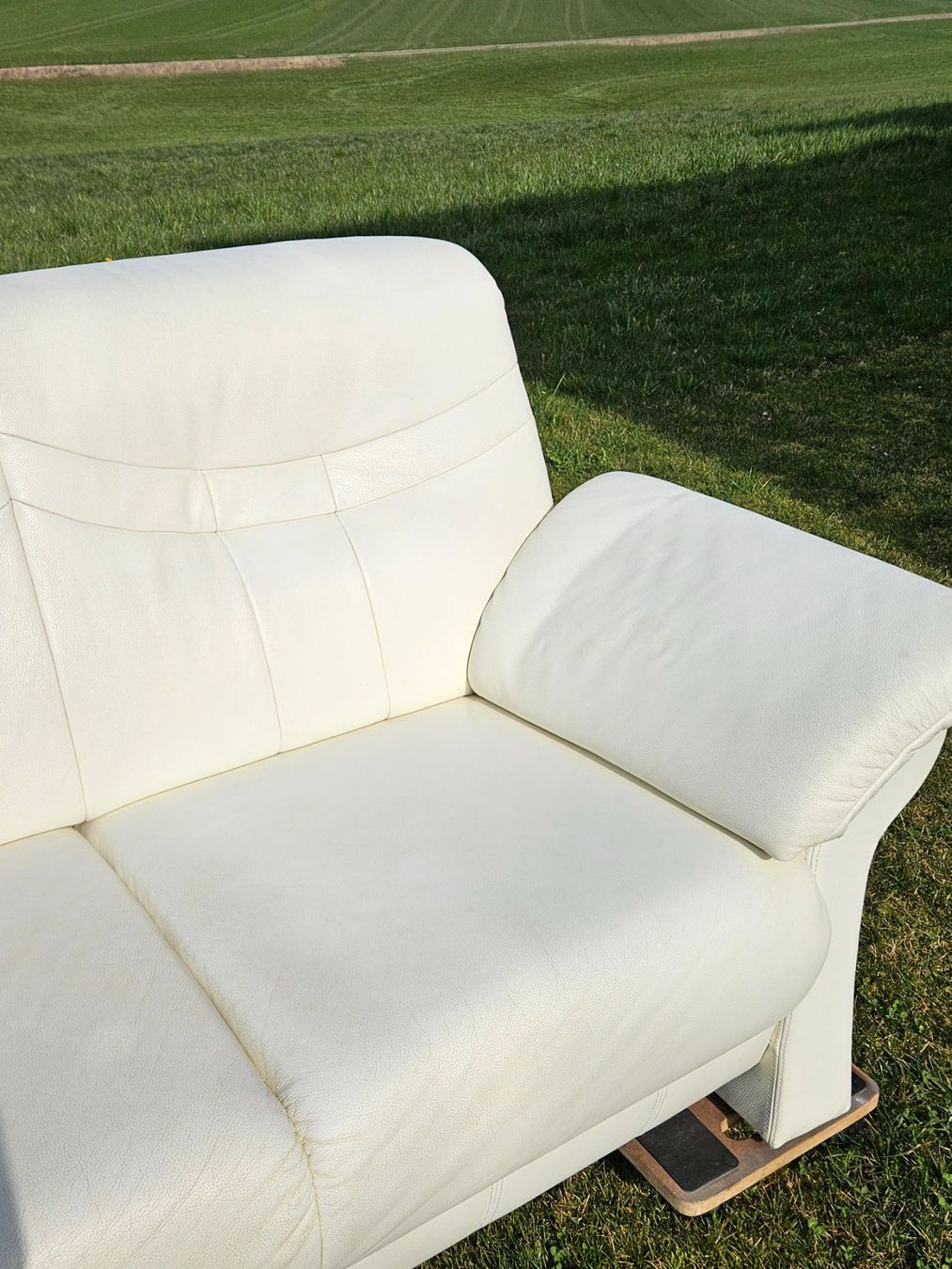Sofas: Helles Ledersofa, 2-Sitzer – Gebraucht aus Wittenbach von anzo4 4