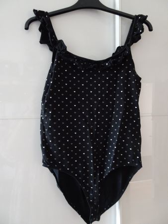 Body schwarz mit weissen Herzen, Carmenausschnitt 40