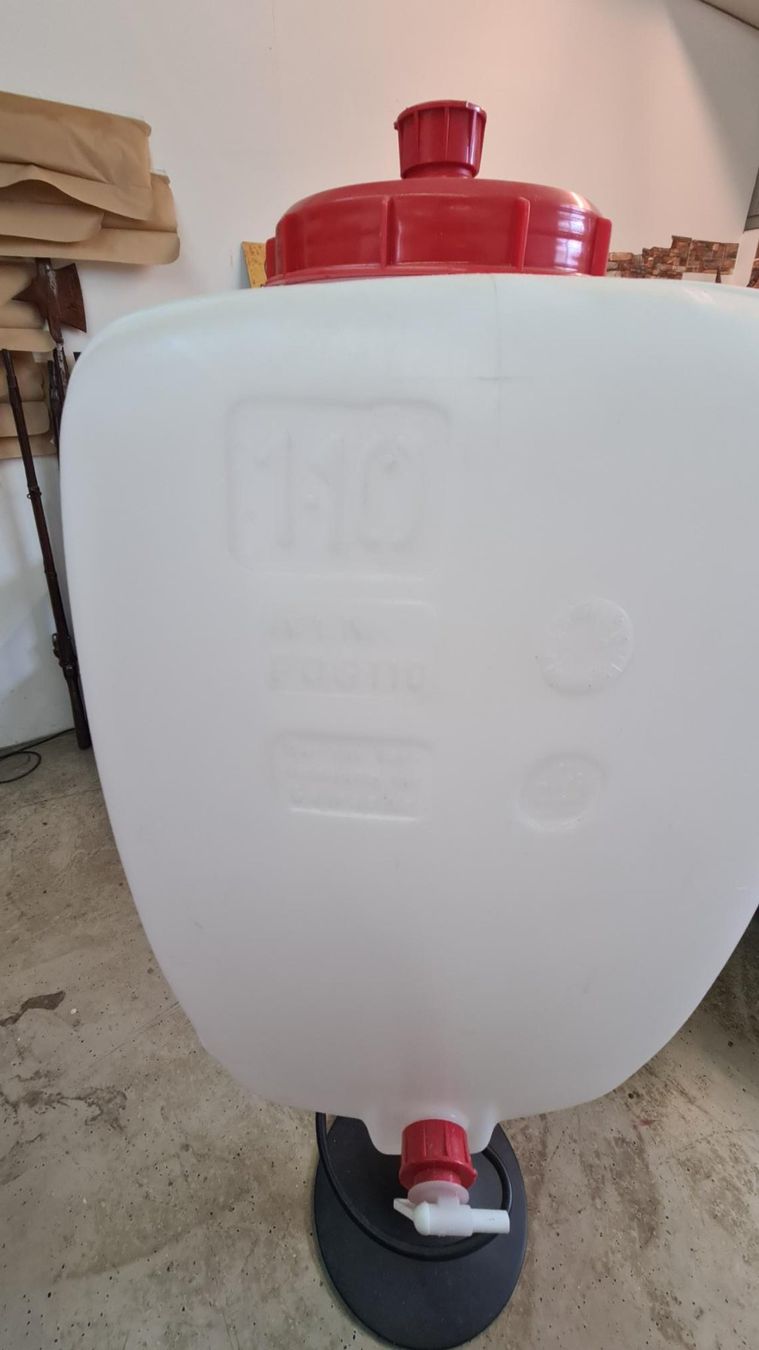 Abbeveratoi e trogoli: Plastik Tank 110L mit Hahn. – Usato da Schötz venduto da Hasch71