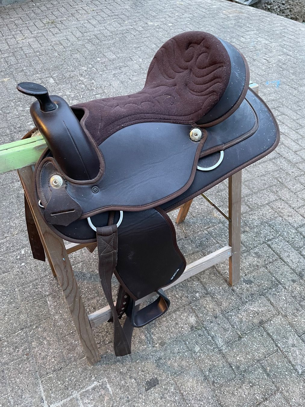 Selles, accessoires: Zwei gebrauchte Pferde-Sättel – D'occasion à Niederlenz par wertstoffhandel