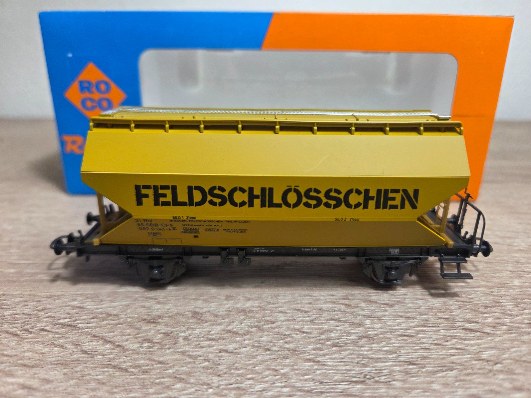 Roco Modellini di ferrovie: Roco 44314C Silowagen Feldschlösschen SBB H0 – Nuovo e nell'imballaggio originale da St-Aubin-Sauges venduto da Lo_Go