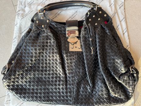 JUDGE GEFLOCHTENE SCHWARZE LEDER TASCHE