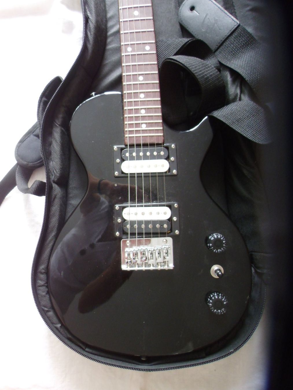 Strumenti musicali: Gitarre Harly Beneton, schwarz, E-Gitarre – Usato da Walenstadt venduto da Pluisa 2