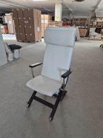 Weiss Liege Stuhl mit Rollen guter Zustand