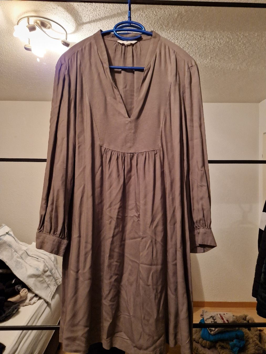 Vestiti: olivgrünes Kleid – Nuovo (secondo la descrizione) da Ebikon venduto da kov_9vqb 1