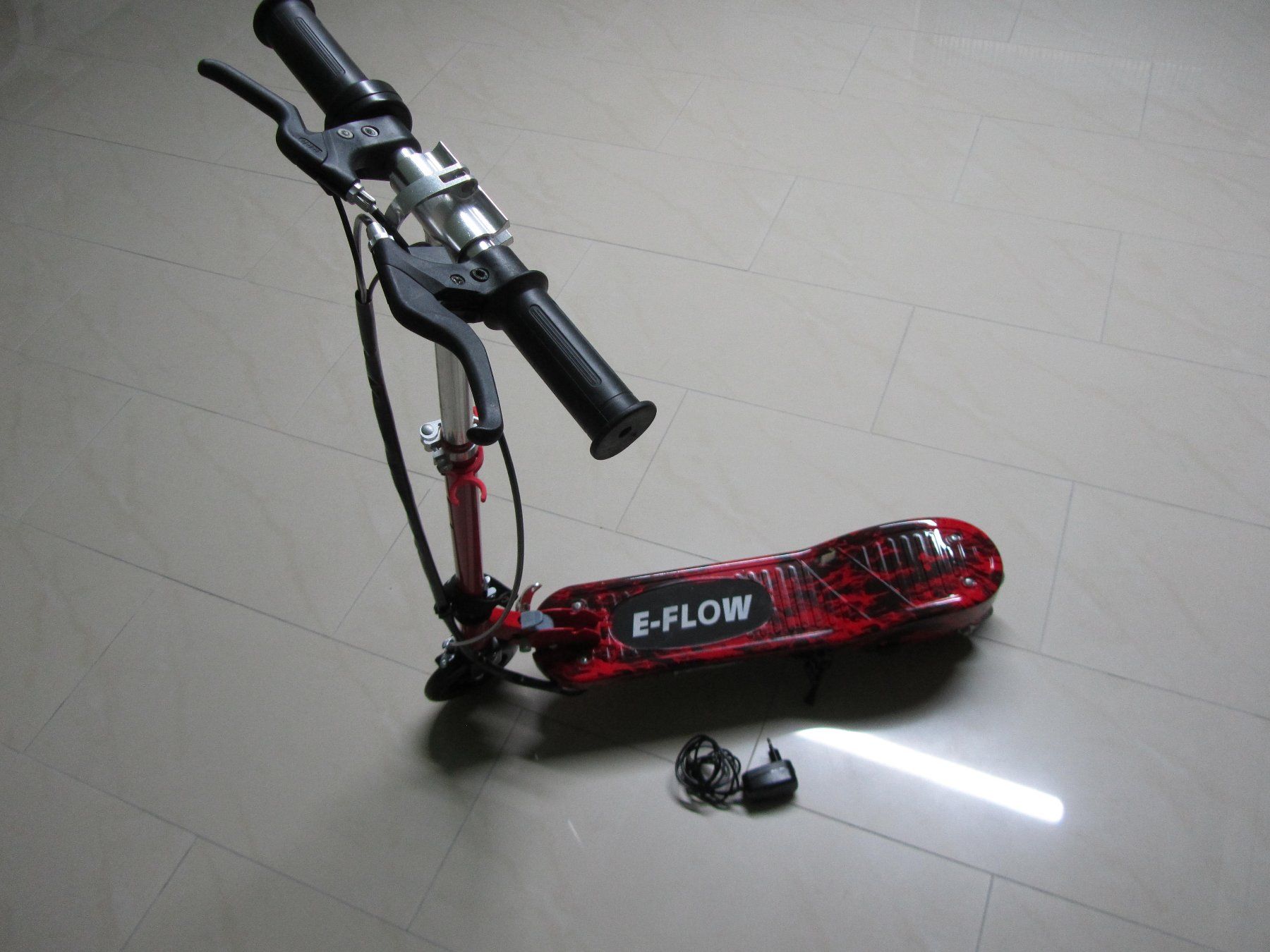 Scooter: E-Scooter FLOW 12 km/h rot – Usato da moosseedorf venduto da RTN10 2