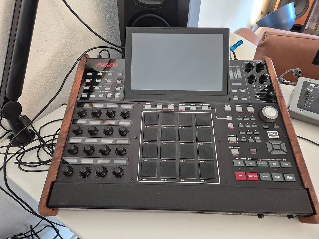 Akai Strumenti musicali: Akai MPCX - joues noyer massif – Usato da lausanne venduto da nicolausanne