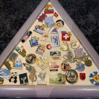Pinsammlung mit Rahmen Deko Souvenir Nostal...