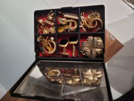 Schmuck Konvolut: Ohrringe, Broschen, Manschettenknöpfe