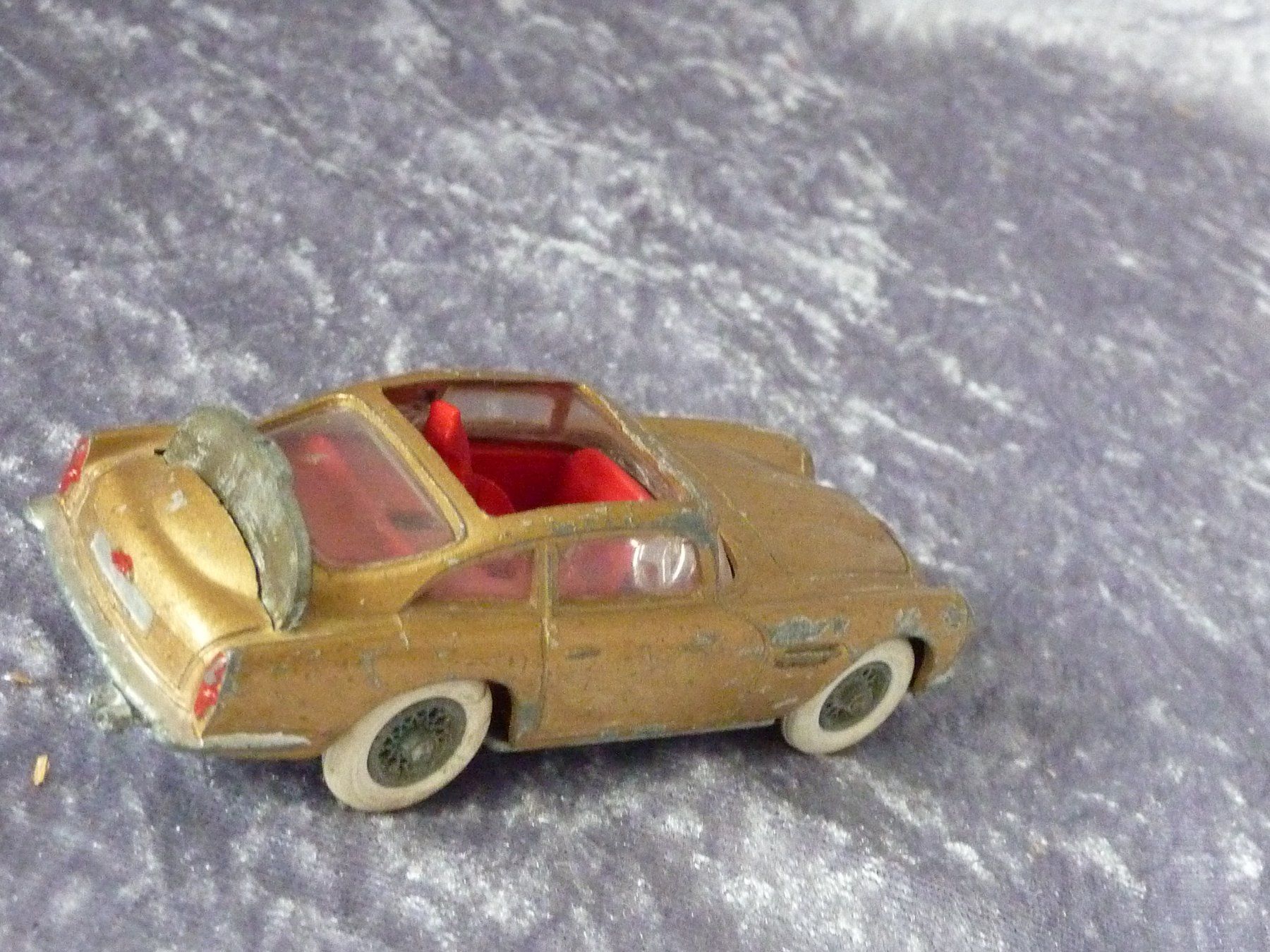 Aston Martin Modellini d'auto: Aston Martin DB5 James Bond gold  1:43 – Difettoso da Dürrenäsch venduto da modellautos4you 3