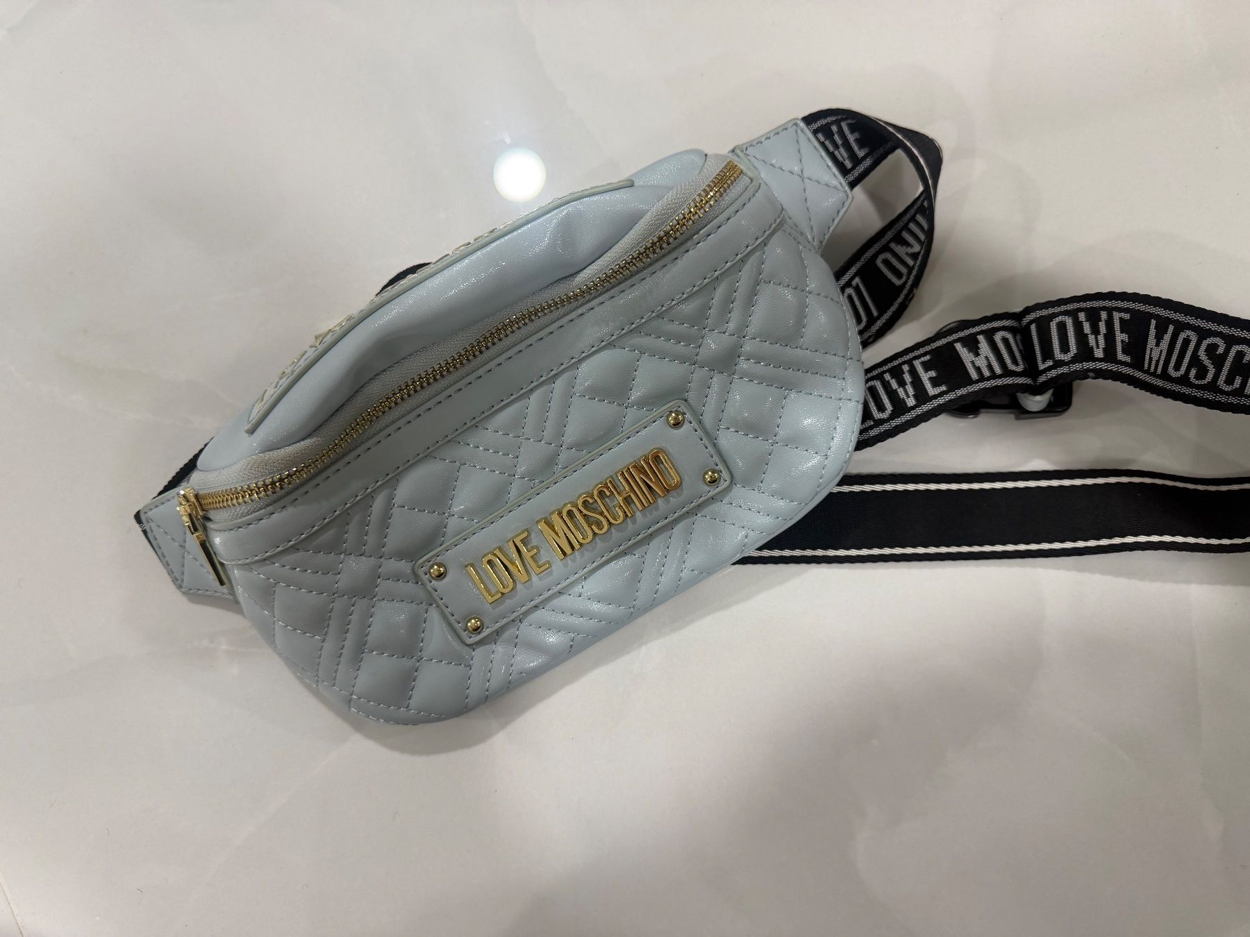 Moschino Borse da donna: Love Moschino Gsteppte Bauchtasche hellblau CHF 55 – Nuovo (secondo la descrizione) da Buchs AG venduto da Maison_Djana_