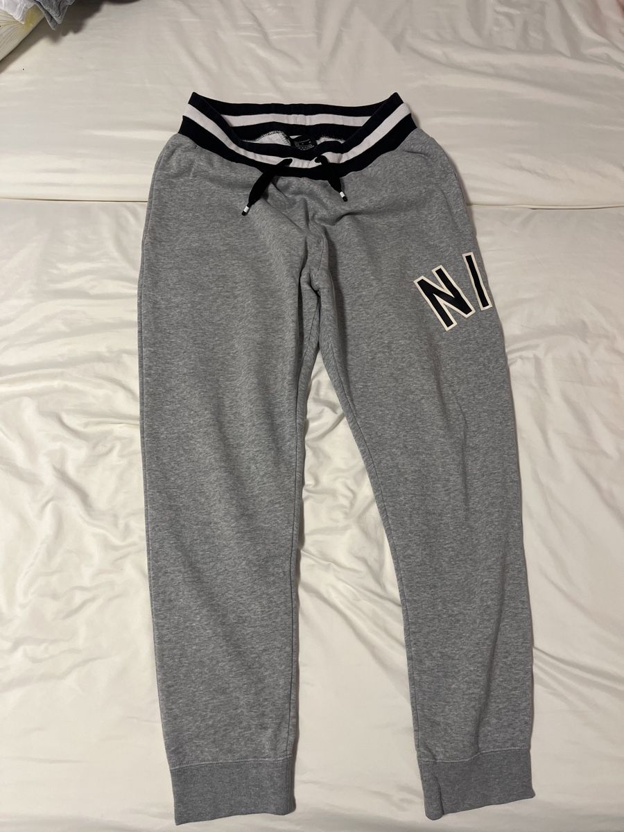 Nike Hosen: Nike Authentic Sportswear Trainerhosen – Gebraucht aus Sarnen von flo_25mp