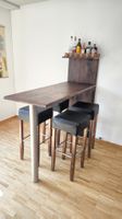 Bar mit Hockern und LED-Beleuchtung