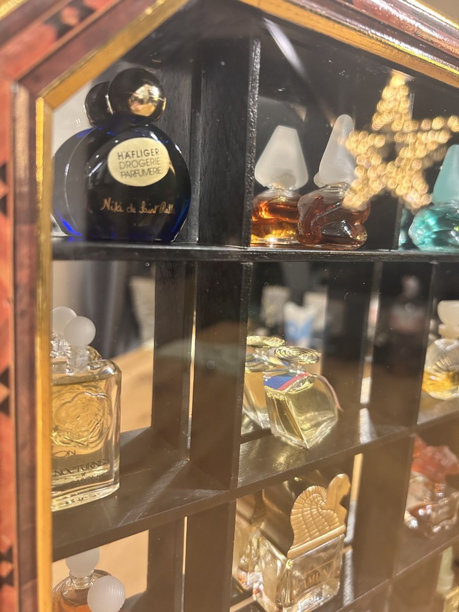 Flaconi: Sammlervitrine mit edlen Miniatur Parfümflacons. Top! – Usato da Rothrist venduto da Nadjane 4