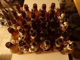 30 ältere Bügelflaschen Fischer Bier Elsass, Prägung im Glas