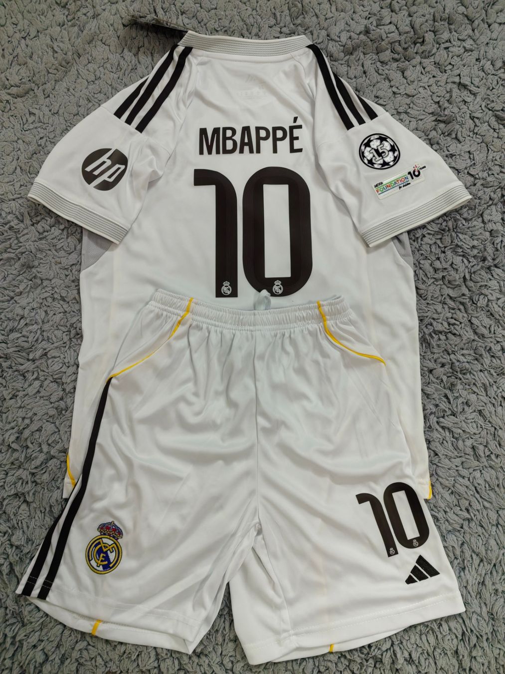 Real Madrid Scarpe, pantaloni & magliette da ginnastica: Real Madrid Trikotset Mbappe 152cm – Nuovo (secondo la descrizione) da Mellingen venduto da JLLEA25
