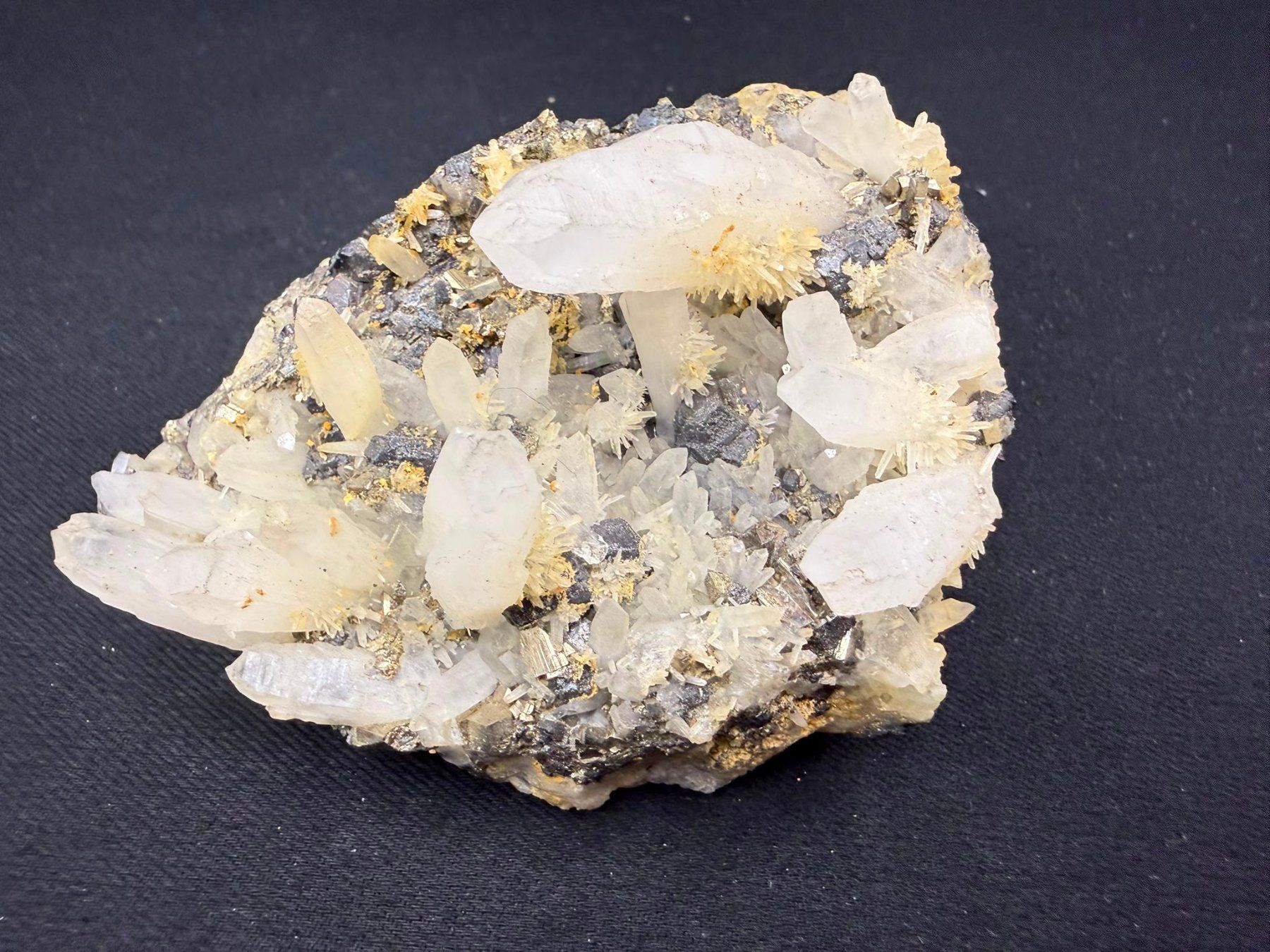 Minerali & Pietre curative: Quarz mit Pyrit und Galena – Usato da Schinznach Bad venduto da Demerald