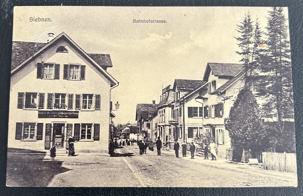 Cartes postales: Siebnen Bahnhofstrasse  – D'occasion à Horw par Tellbub