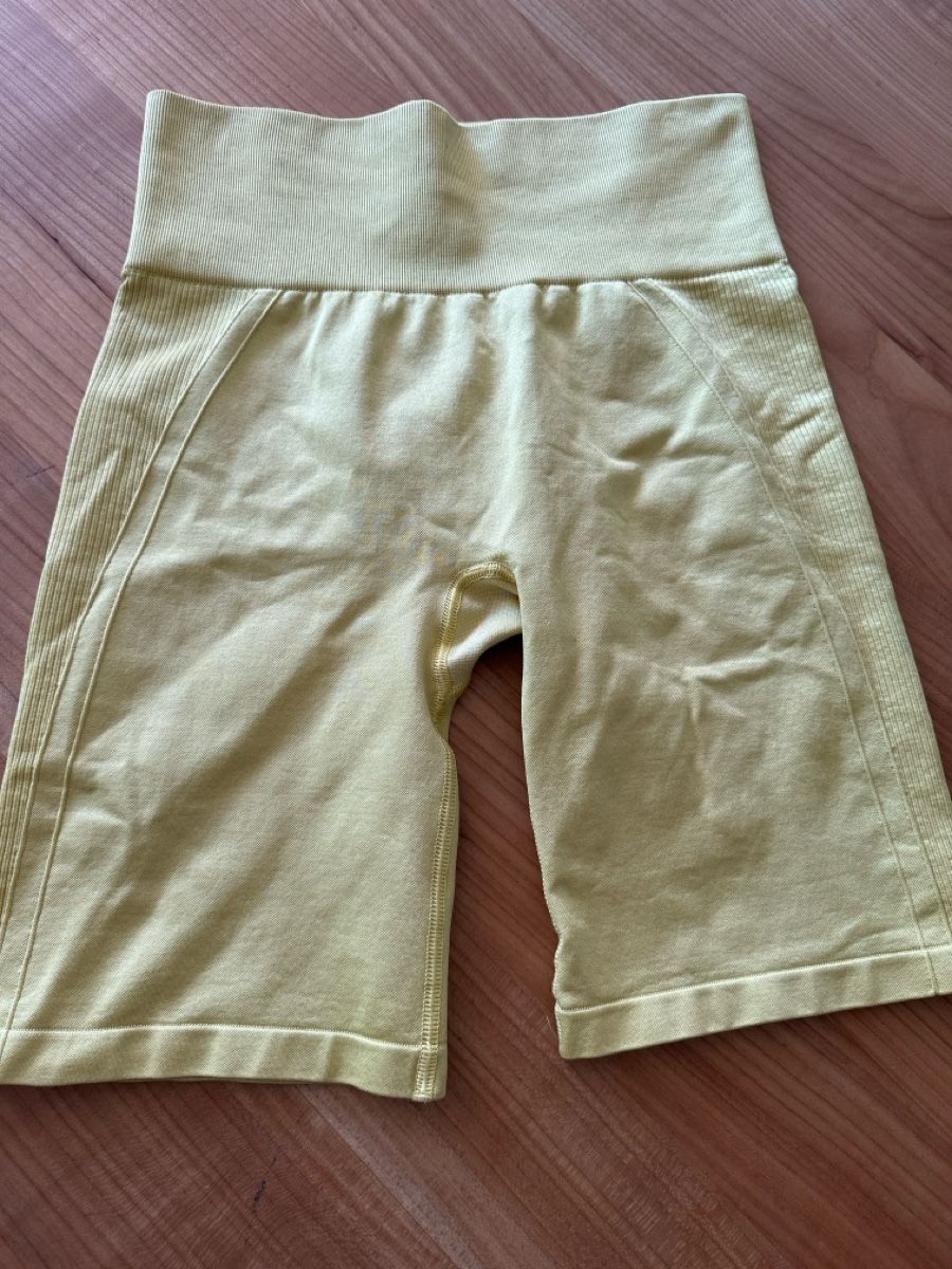 Arket Leggings: ARKET Short – Usato da illnau venduto da sapperlotti