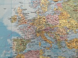 Weltkarte mit Länderflaggen und Daten