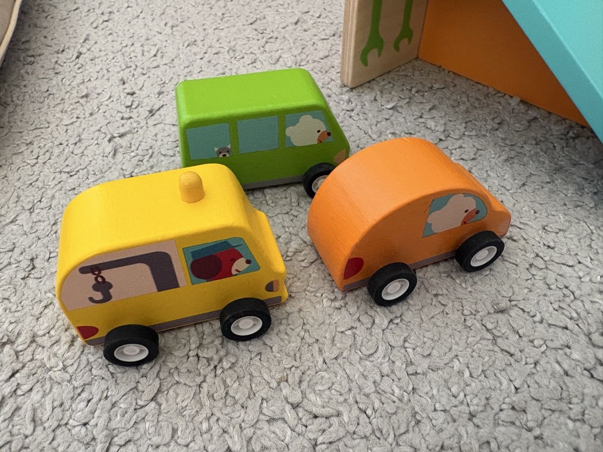 Djeco Spielzeuge: Djeco Minigarage mit 3 Autos – Gebraucht aus Zofingen von SaraMay 1