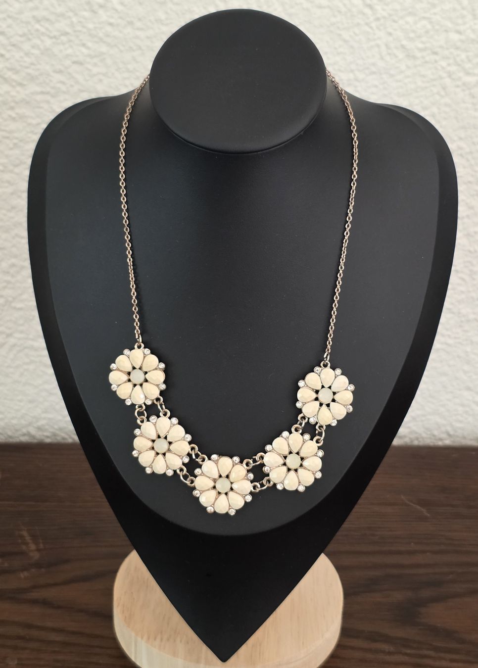 Ketten: Collier Blumenkettchen creme mit Strass neuwertig – Gebraucht aus Rheinsulz von Gilea 4