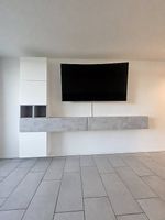 Moderne Wohnwand in Weiss/Beton