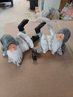 Zwei Gartenzwerge liegend grau weiss guter Zustand